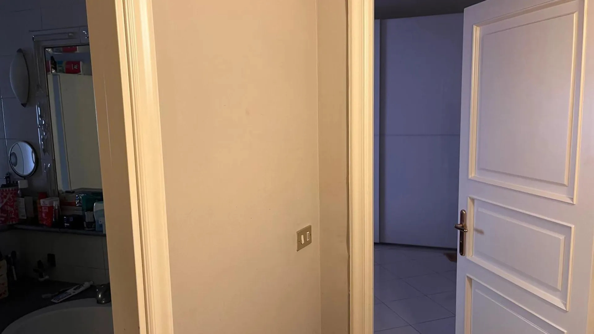 Homestay Camera Matrimoniale Ampia Con Bagno Privato In Appartamento Condiviso Naples
