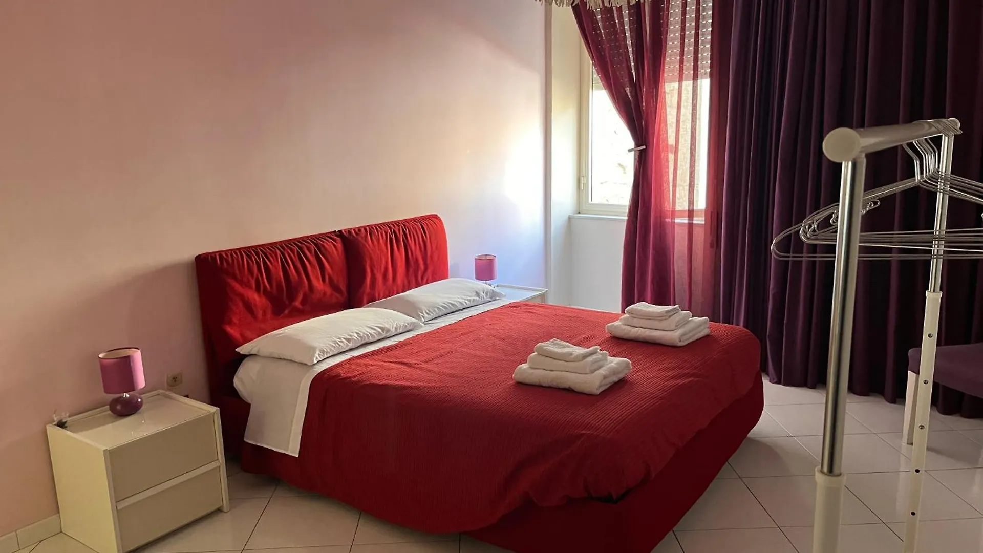 Camera Matrimoniale Ampia Con Bagno Privato In Appartamento Condiviso Naples